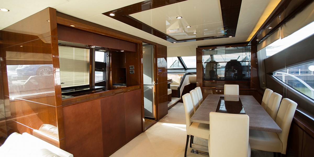 Продается моторная яхта PRINCESS 78 - стол в салоне